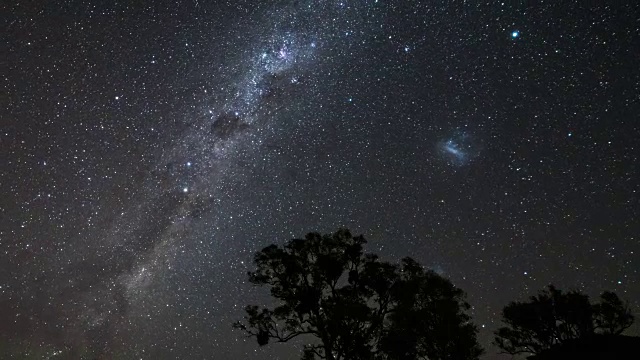 在澳大利亚堪培拉，恒星的夜景，日间运动和麦哲伦云在牛奶的方式视频素材