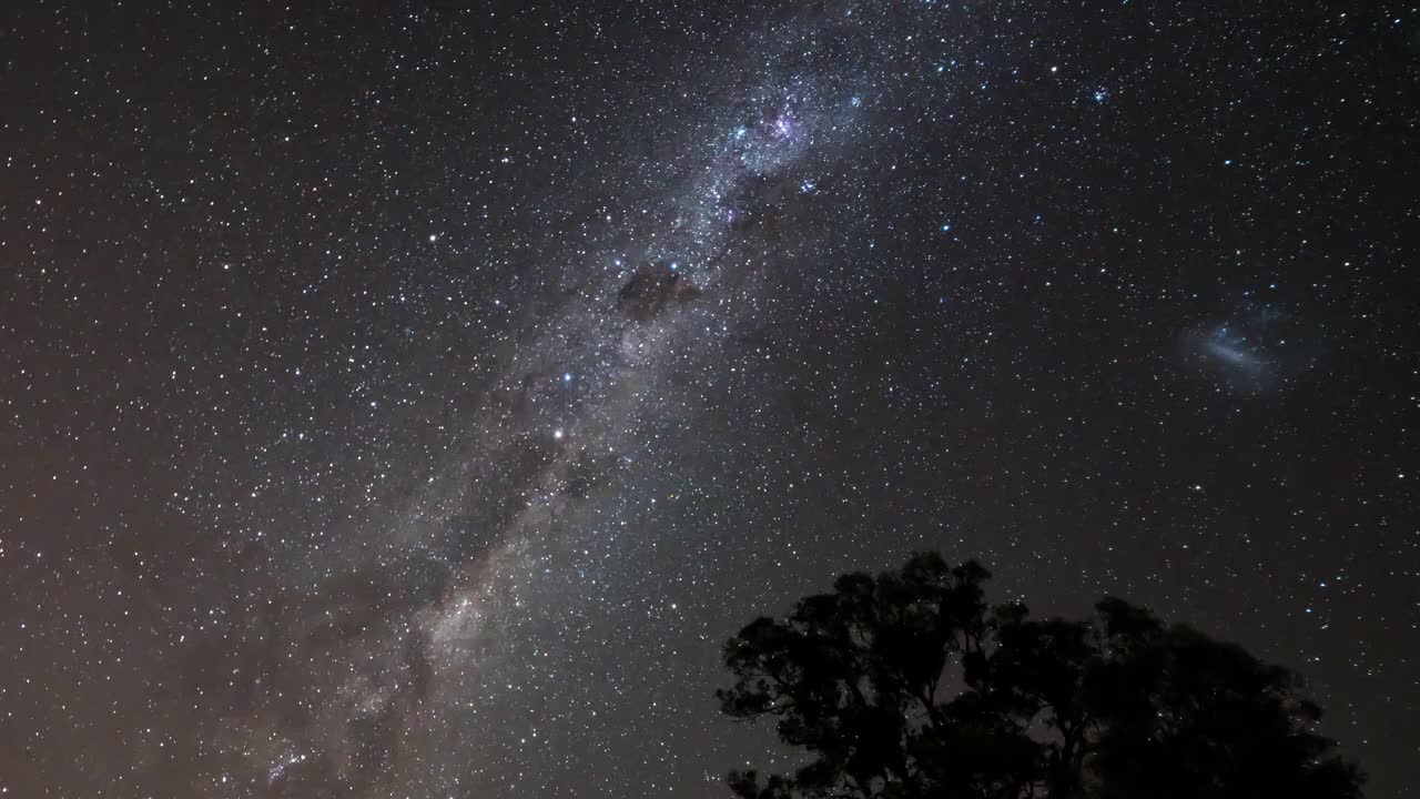 在澳大利亚堪培拉的夜景中，星星的日运动和麦哲伦云在牛奶的方式视频素材