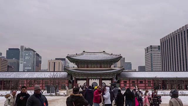 在首尔的京福宫(朝鲜王朝的皇家宫殿，国宝)门口的游客视频素材