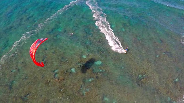 鸟瞰图一名男子风筝冲浪在夏威夷。——慢动作视频素材