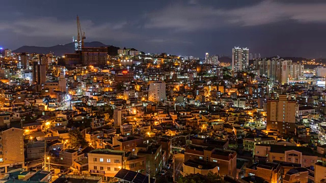 釜山山上的城市建筑和市中心地区的夜景视频素材