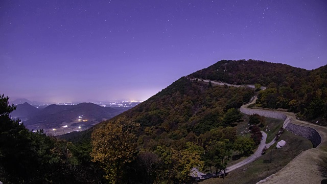 Imjonseong炮台夜景(建于Baekjae时期的山炮台)和野山山脊，忠清南道视频素材