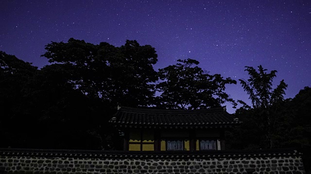 忠清南道洪城郡银河下的扬果沙(朝鲜时期的学者圣地)夜景视频素材