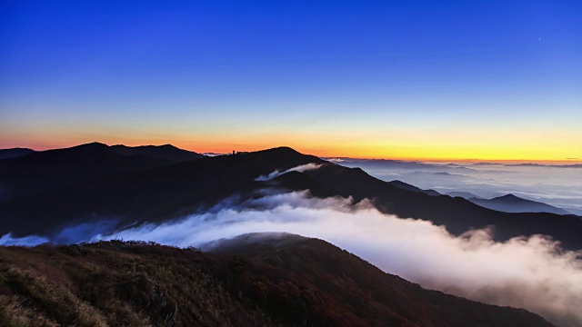 金秋时节，在京桑北道丹阳郡的Sobaksan山(国家公园)，云海覆盖了Yeonhwabong峰视频素材