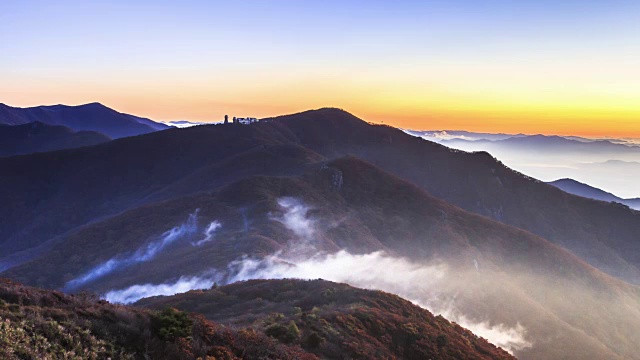 金秋时节，在京桑北道丹阳郡的Sobaksan山(国家公园)，云海覆盖了Yeonhwabong峰视频素材