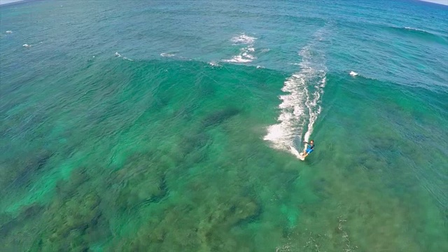 鸟瞰图一名男子风筝冲浪在夏威夷。——慢动作视频素材