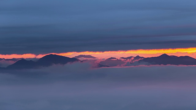 在Sobaksan山(国家公园)的延花峰(Yeonhwabong Peak)上可以看到云海，在京桑北道丹阳枪(Dannyanggun)的秋季阳光视频素材