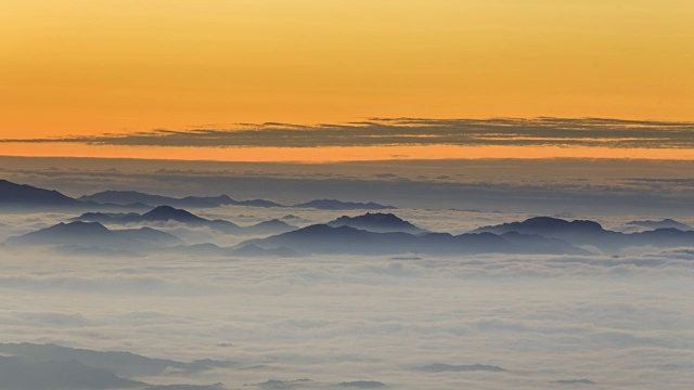 在Sobaksan山(国家公园)的Yeonhwabong峰覆盖云海和阳光在橙色的天空丹阳枪，京桑北道视频素材