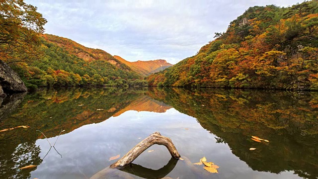 园三池(位于竹望山国家公园的小水库)(热门旅游目的地)和清城的秋景，庆尚北都视频素材