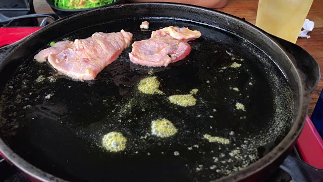 在热锅里烤猪肉和人造黄油。视频素材