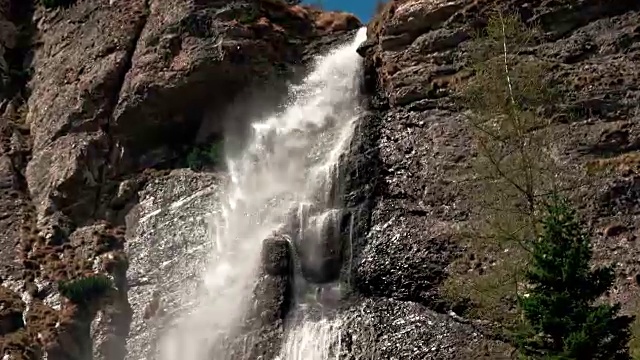 瀑布在山视频素材