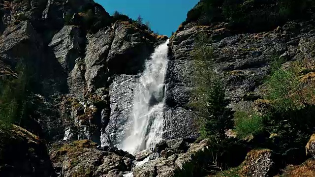 瀑布在山视频素材