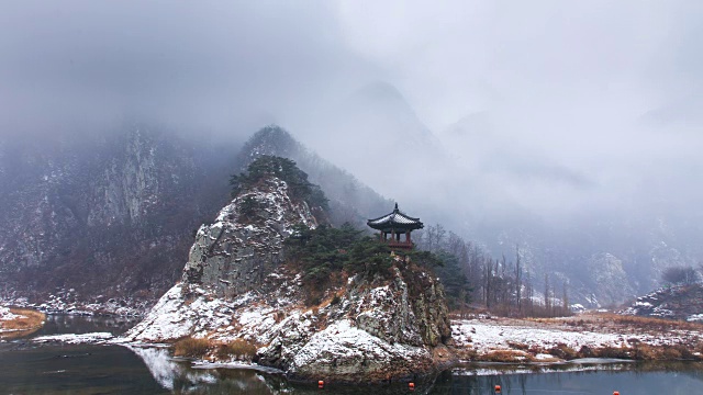 永东郡忠清北道的卧流峰山顶(黄干地区的8个著名景点之一)，冬季被雾气包围的凉亭，视频素材