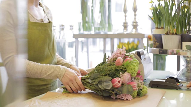 卖花的女人和男人在花店视频素材