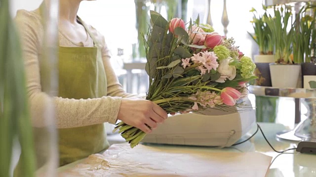 卖花的女人和男人在花店视频素材