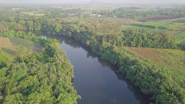 4K:泰国北碧府桂河的鸟瞰图视频素材