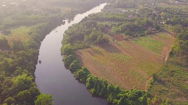 4K:泰国北碧府桂河的鸟瞰图视频素材