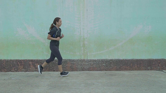 亚洲美女慢跑的道路背景。视频素材