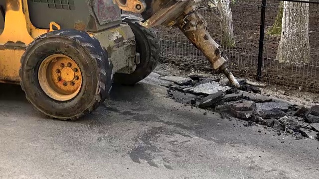 工人正在切割沥青路，请注意视频素材