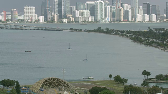 一架从维吉尼亚岛起飞的救火直升机的静态镜头，背景是迈阿密市中心视频素材