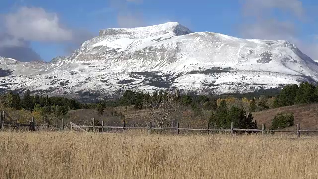 蒙大拿州冰雪覆盖的山靠近冰川国家公园视频素材