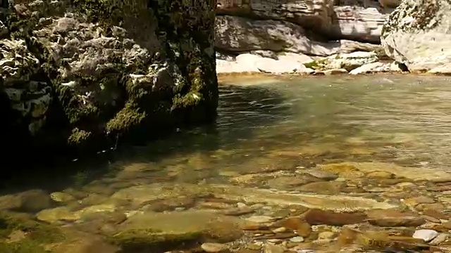 在岩石上流动的山涧水视频素材