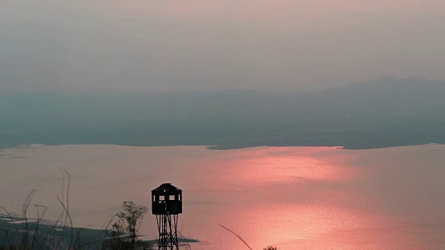 日落在湖上的时间流逝视频素材