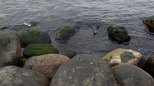 海岸线上的岩石视频素材