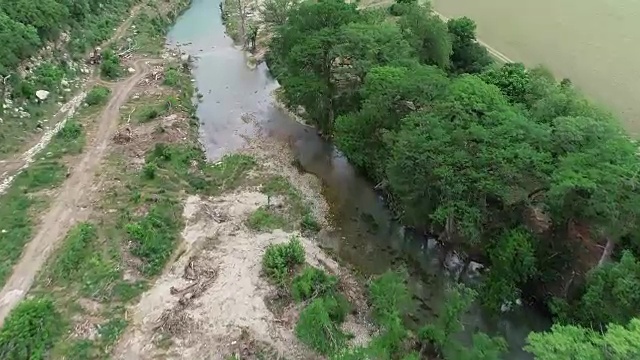 一架无人机飞过德克萨斯州温伯利布兰科河边的空地视频素材