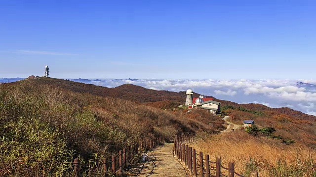 在Sobaksan山(国家公园)，Dannyanggun, Chungcheongbuk-do的Sobaksan天文台和第二Yeonhwabong(山的山峰)的秋天颜色的云彩景观视频素材