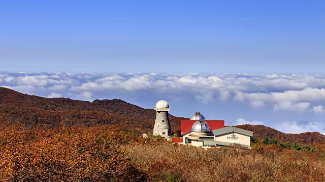 在Sobaksan山(国家公园)，Dannyanggun, Chungcheongbuk-do的Sobaksan天文台和第二Yeonhwabong(山的山峰)的秋天颜色的云彩景观视频素材