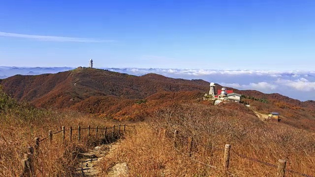 在Sobaksan山(国家公园)，丹阳枪，Chungcheongbuk-do的Sobaksan天文台和气象站的云彩风景第二Yeonhwabong(山峰)与秋天的颜色视频素材