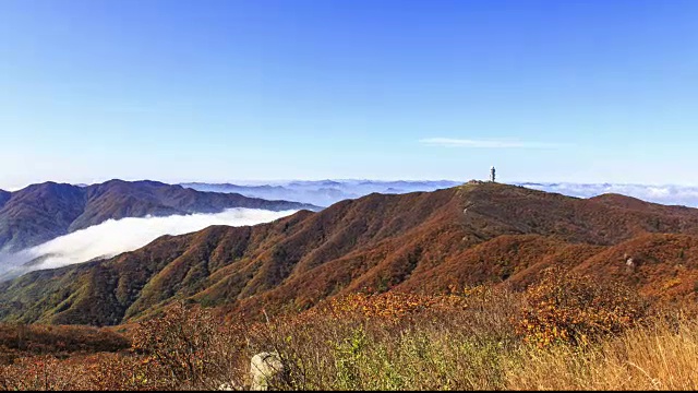 在Sobaksan山(国家公园)，Dannyanggun, Chungcheongbuk-do，气象站和第二Yeonhwabong(山的山峰)秋天的颜色云景视频素材