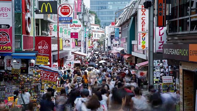 日本东京原宿竹下街白天的人群景象视频素材