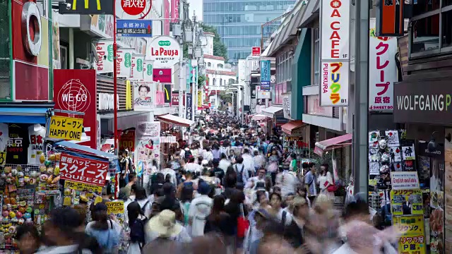 日本东京原宿竹下街白天的人群景象视频素材