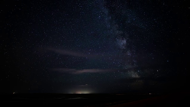 中国内蒙古呼伦贝尔市沂民河上的牛奶路夜景和星空视频素材