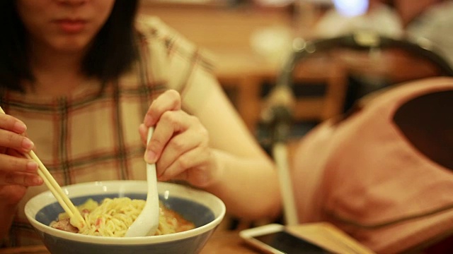 喜欢在日本餐厅吃拉面视频素材