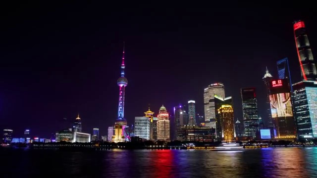 夜景东方明珠塔和SWFC与摩天大楼在上海黄浦江，中国视频素材