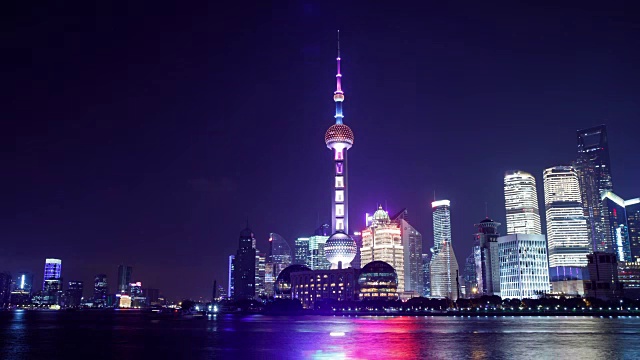 夜景东方明珠塔和SWFC与摩天大楼在上海黄浦江，中国视频素材