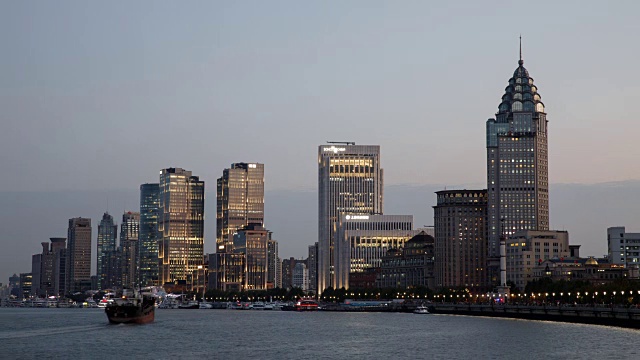 夜景游船漂浮在黄浦江外滩地区，中国上海视频素材