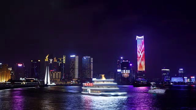 夜景城市建筑和黄浦江上的黄埔公园在上海，中国视频素材