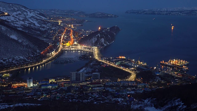 堪察加半岛首府中心的夜景——彼特罗巴甫洛夫斯克堪察加城视频素材