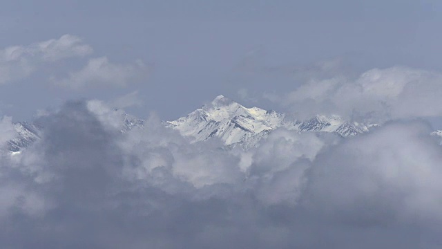 中国西宁的《云动雪山》视频素材