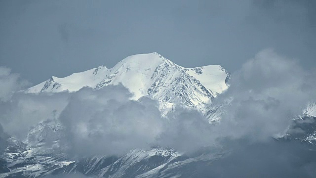 中国西宁的《云动雪山》视频素材