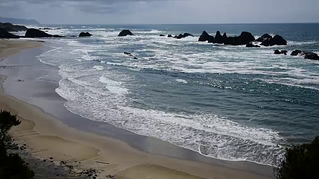 海豹岩石公园俄勒冈海岸视频海浪冲击海洋海滩视频素材