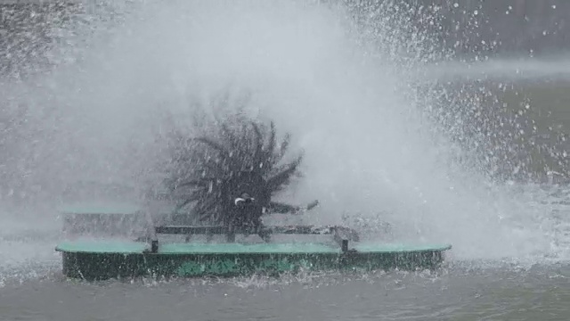 涡轮机增加水中的氧气视频素材