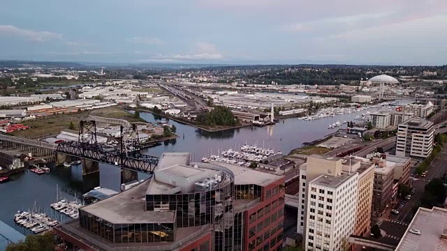 在塔科马市中心的建筑物上空飞行，背景是华盛顿的潮汐坪和海港视频素材