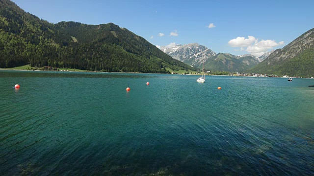 春天，奥地利泰洛的阿钦西湖视频素材