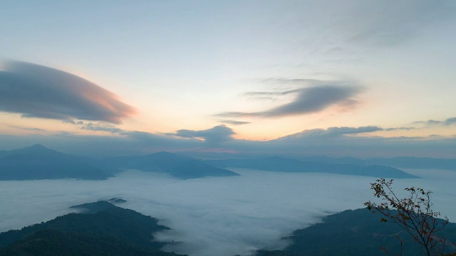 山上日出，清晨雾蒙蒙，时光流逝视频素材