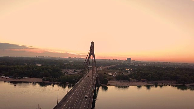 夕阳下的乌克兰基辅大桥的视频视频素材